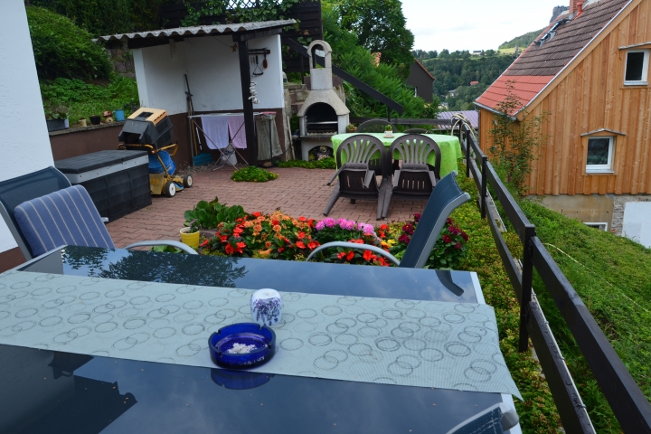 Ihre Terrasse mit Gartenmöbeln, Grill und Liegen.