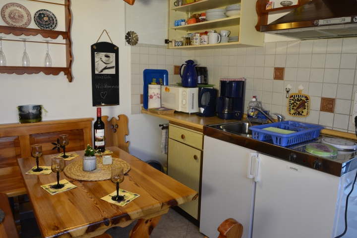 Ferienhaus 1 mit 2 getr. Schlafzimmern.
Wohnzimmer mit Essecke.