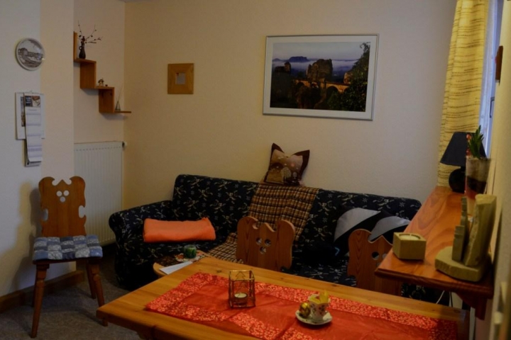 Im Wohnaufenthaltsraum ist noch eine Bettcouch vorhanden