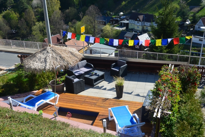 . Die zweite Terrasse mit Außendusche (Kalt - Warm) sowie Gartenmöbel und Liegen stehen allen unseren Urlaubern im Haus 1 und 2 zur Verfügung!