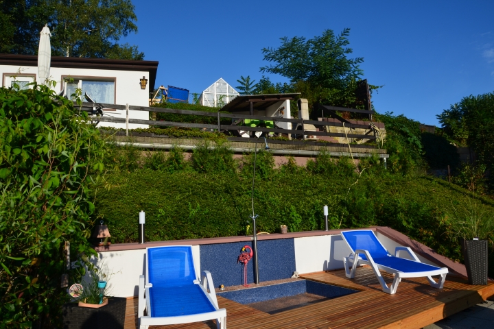 Zweite Terrasse für Haus 1 und 2 Außendusche Warm und Kalt mit großen Becken für unsere kleinen und großen Gäste !