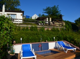 Zweite Terrasse für Haus 1 und 2 Außendusche Warm und Kalt mit großen Becken für unsere kleinen und großen Gäste !
