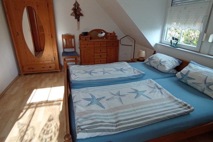 Schlafzimmer mit Doppelbett