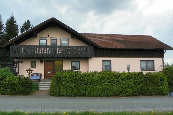 Ferienwohnung im Fichtelgebirge | Unser Haus liegt am Waldrand unweit vom Weissenstädter See und der Therme Siebenquell. Ein beliebtes Urlaubsziel für Familien mit Kindern und Hunden.