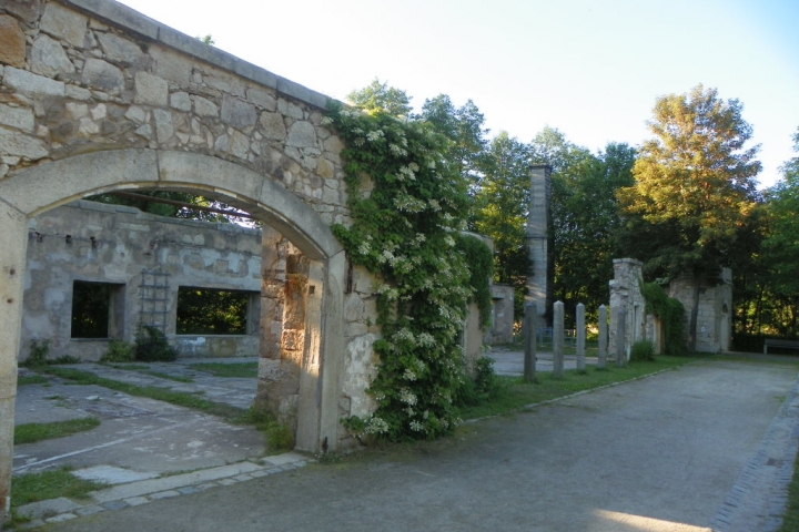 Rock the Ruins und andere Veranstaltungen und Märkte finden das ganze Jahr im Kurpark statt. Hier befindet sich die Info Scheune und Infotafeln zur Ge