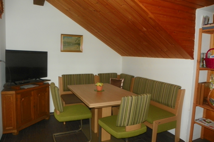 Der Gästewohnraum bietet genügend Platz zum Frühstücken, Mittag- und Abendessen, aber auch zum Ausruhen und zum Fernsehen.