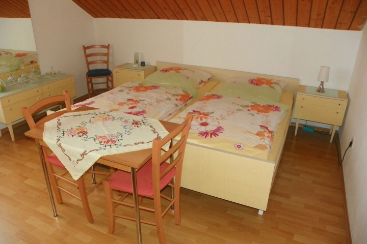 helles, abdunkelbares Doppelbettzimmer. Bettwäsche wird gestellt.