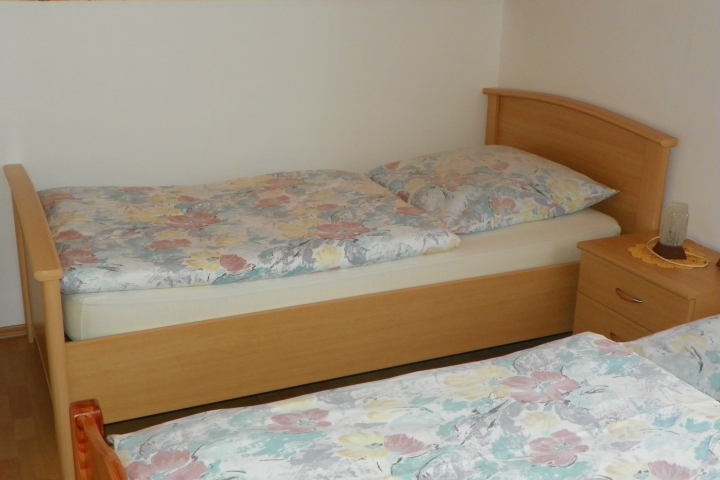 helles,abdunkelbares Zweibettzimmer, Bettwäsche wird gestellt.