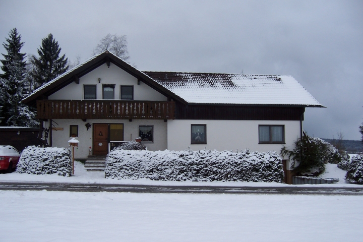 Ferienwohnung im Fichtelgebirge | Unser Haus im Winter. Zum Skigebiet Ochsenkopf sind es 5 km.