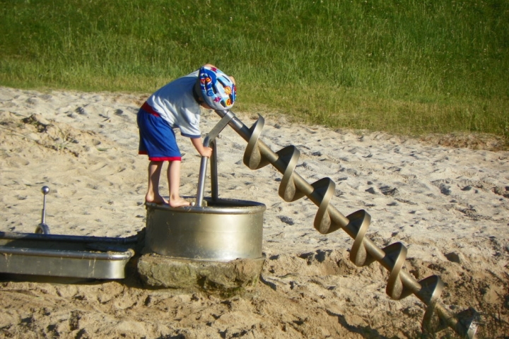 Ein Knabe an der Wasserschraube.