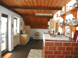 Blick in die Küche mit Ausgang zum Balkon.