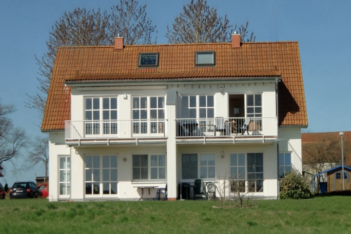 Ansicht der Doppelhaushälfte mit 2 Wohnungen (EG mit Terrasse + OG mit gr. Balkon)