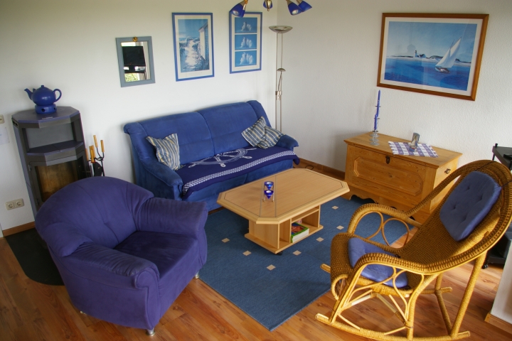Wohnbereich mit Sofa, Sessel und Schaukelstuhl