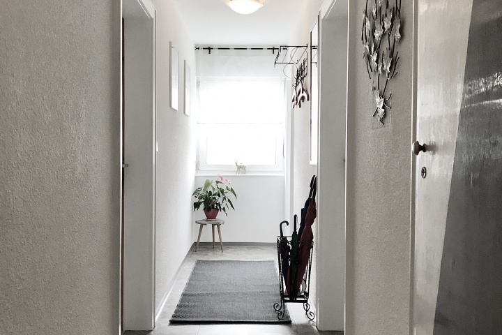 Wohnungsflur mit Garderobe