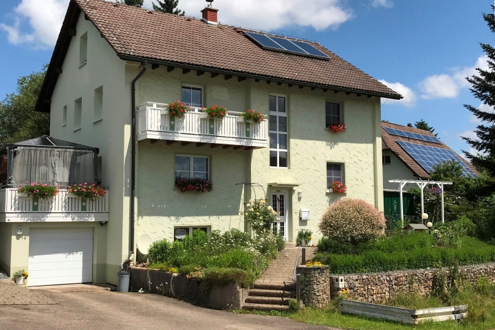 Ferienwohnung im Haus Patricia | Ihr Wohlfühl Domizil mit Südbalkon und Sitzgarnitur im Obergeschoß