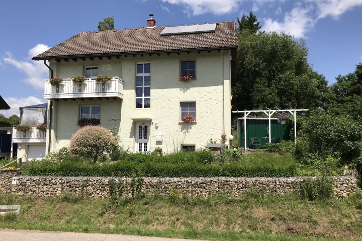 modernisiert mit Wärmedämmung und Solaranlage
