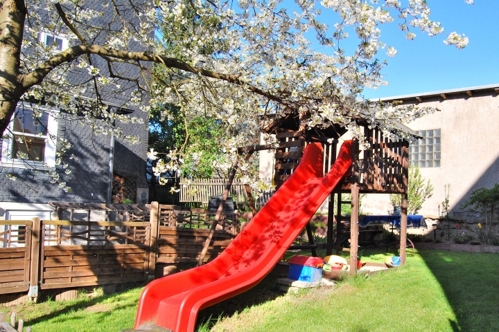 Garten mit Spielturm (Rutsche, Schaukel, Sandkasten)