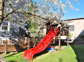 Garten mit Spielturm (Rutsche, Schaukel, Sandkasten)