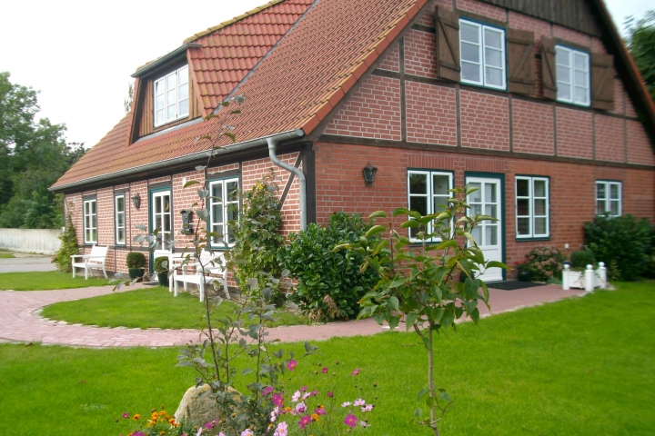 Ferienwohnung Bauernhof Blunck | Garten, Eingang zur FeWo Spatz