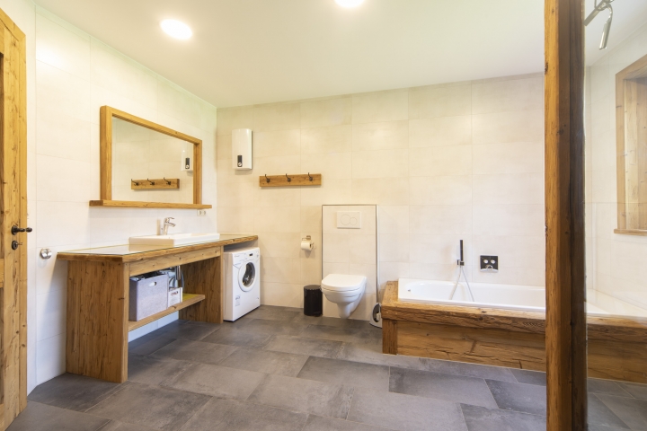 Badezimmer mit Badewanne und Dusche