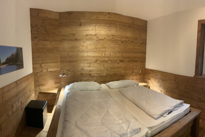 Schlafzimmer 1 mit Doppelbett 160 cm breit