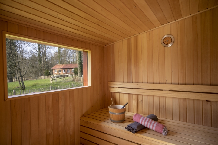 Aussensauna mit Panoramafenster