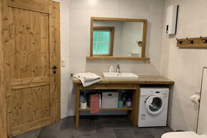 Badezimmer mit Waschmaschine