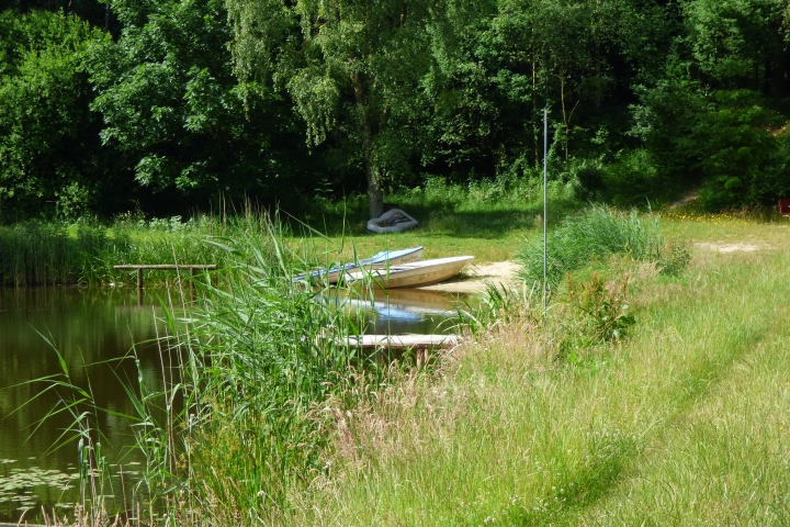unser kleiner Badestrand mit Ruderboot