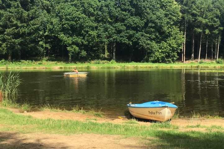 unser kleiner Badestrand mit Ruderboot