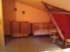 Schlafzimmer mit Babybett