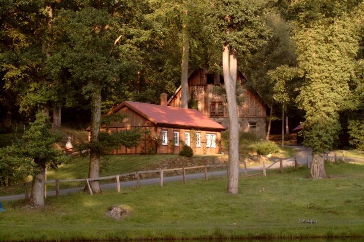 Dornröschenhaus mit Angelteich