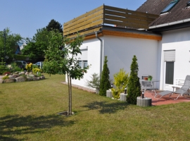 Blick vom hinteren Teil des Gartens (2. Terrasse EG und Dachterrasse OG)