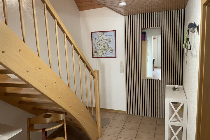 Blick in den Flur und Treppenaufgang