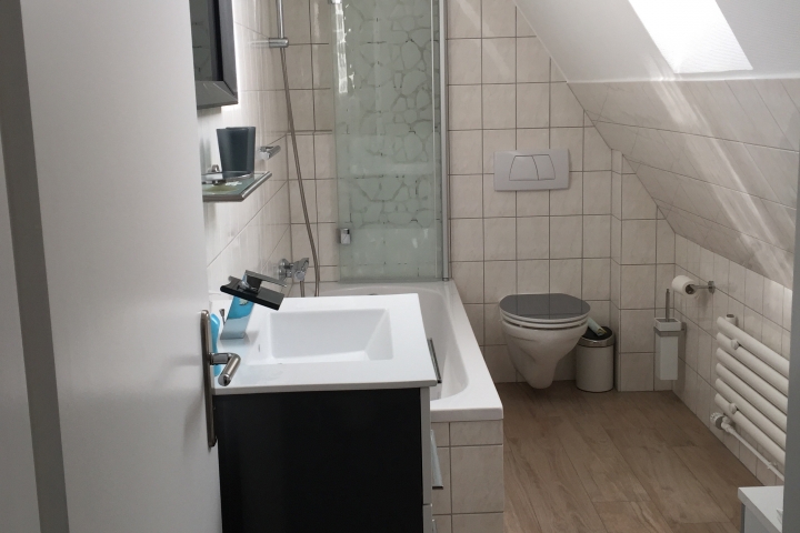 Badezimmer mit Badewanne