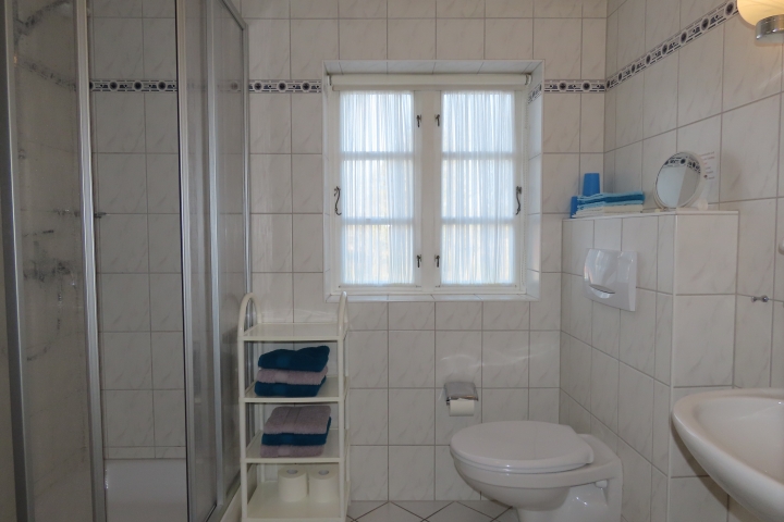 Badezimmer mit Aussenfenster
und Fußbodenerwärmung Handtücher
