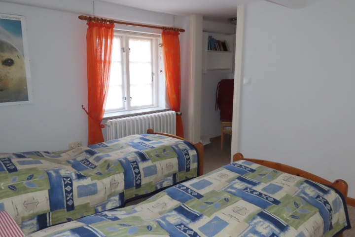 2. Schlafzimmer mit 2 Meter Betten und extra Raum Kleiderschrank