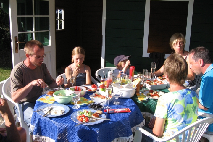 Gäste beim Grillen am Gartenhaus