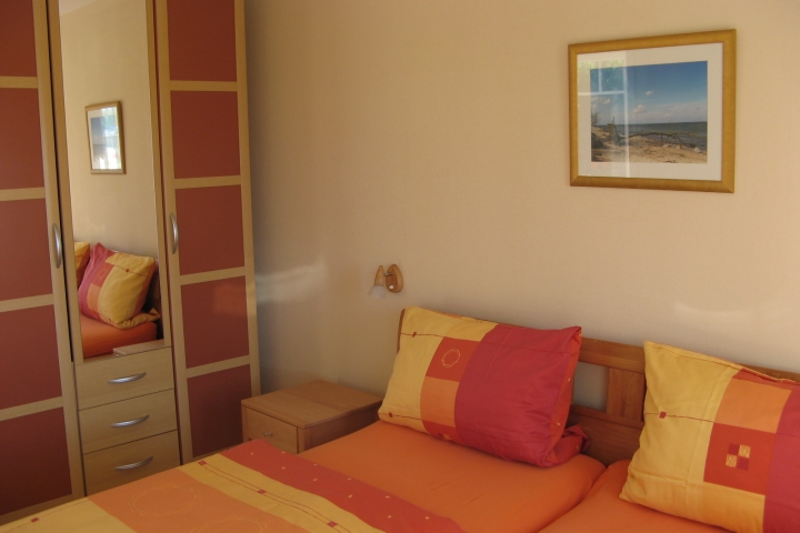 Schlafzimmer mit Doppelbett im Erdgeschoss