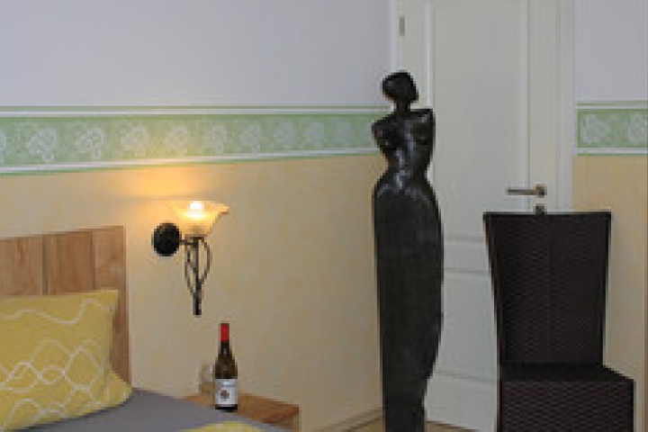 Wohnzimmer im OG mit Kamin und Balkon