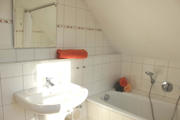 Bad im Dachgeschoss mit Wanne und Dusche