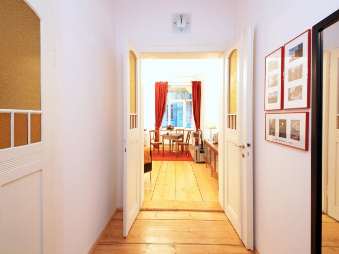 Blick vom Flur ins Wohnzimmer. 
Links: Tür zur Küche.