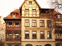       Villa in einer Nachbarstraße - mit wunderschönen Jugendstilelementen an der Fassade.