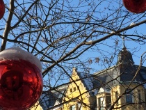 Große rote Kugeln schmücken den Garten der Jugendstilvilla in der Weihnachtszeit.