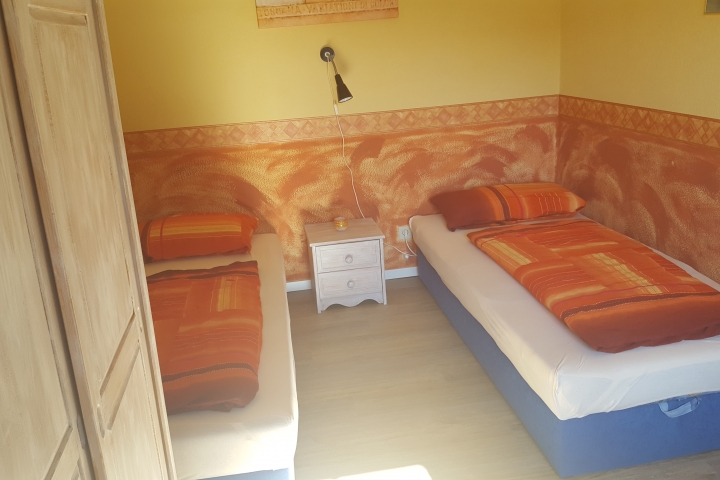 1. Schlafzimmer (Die Betten können auch einfach zusammen geschoben werden).