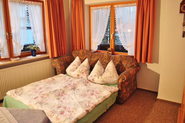 Dopeelbettcouch im Wohnzimmer Typ B (2-Zi-App 55 qm)
