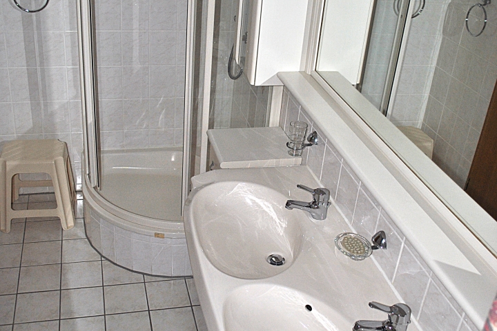 Dusche Typ B (2-Zi-App 55 qm)