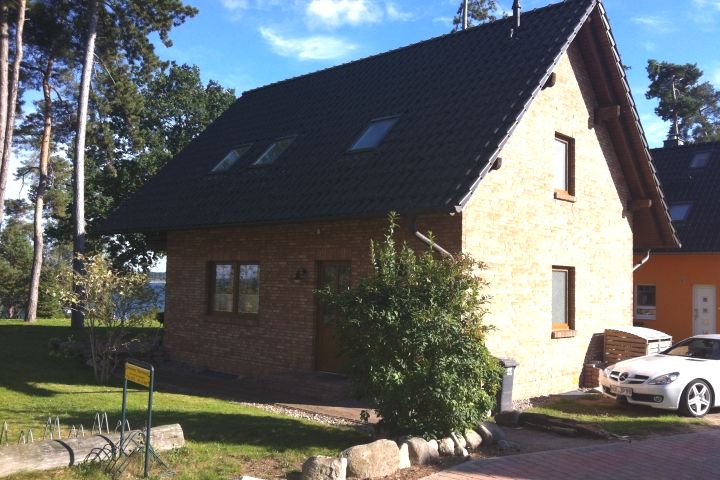 Die Eingangsseite im Parkmöglichkeit direkt am Haus!