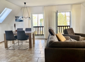 Wohn- und Essbereich mit Blick auf den Balkon