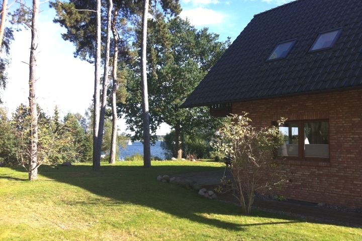 Die Ansicht vom Ferienhaus von der Straße - im Hintergrund die Müritz!