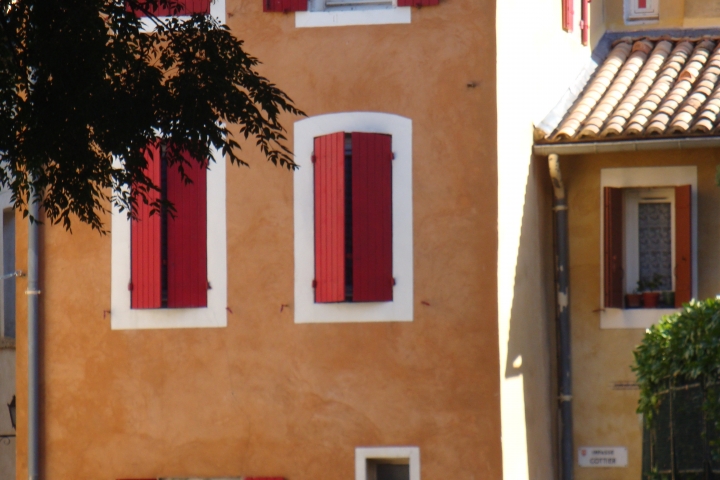 Farbenfrohes Bedoin im Herbst
